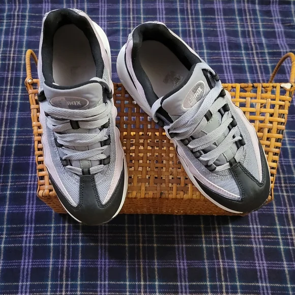 ❌️SOLD❌️ Girls Nike Air Max 95s Lilac, Grey, and Black Size 3 Youth - Picture 14 of 16
